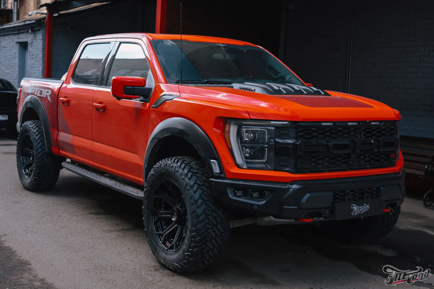 Фирменный шиномонтаж для Ford Raptor. Сколько весят эти огромные колеса?!